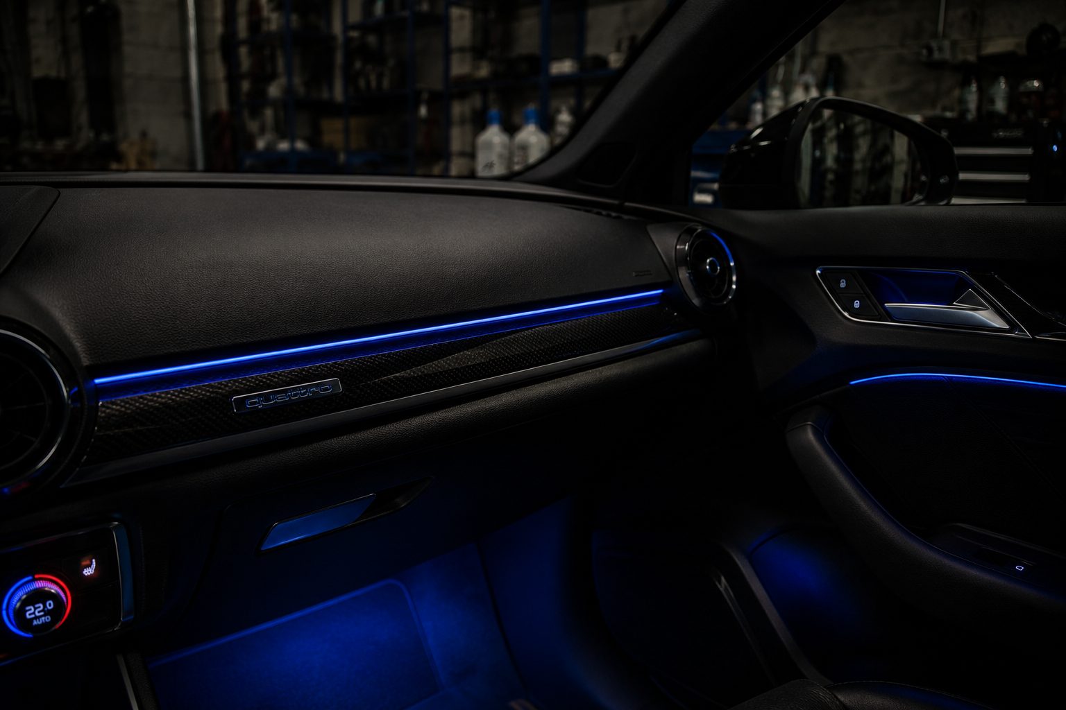 Ambient lighting in blauw over het dashboard van een Audi