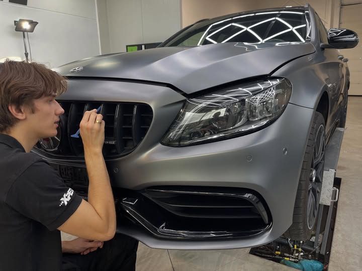 Chrome delete op de grille van een Mercedes-AMG C63 in het atelier van Gilvora
