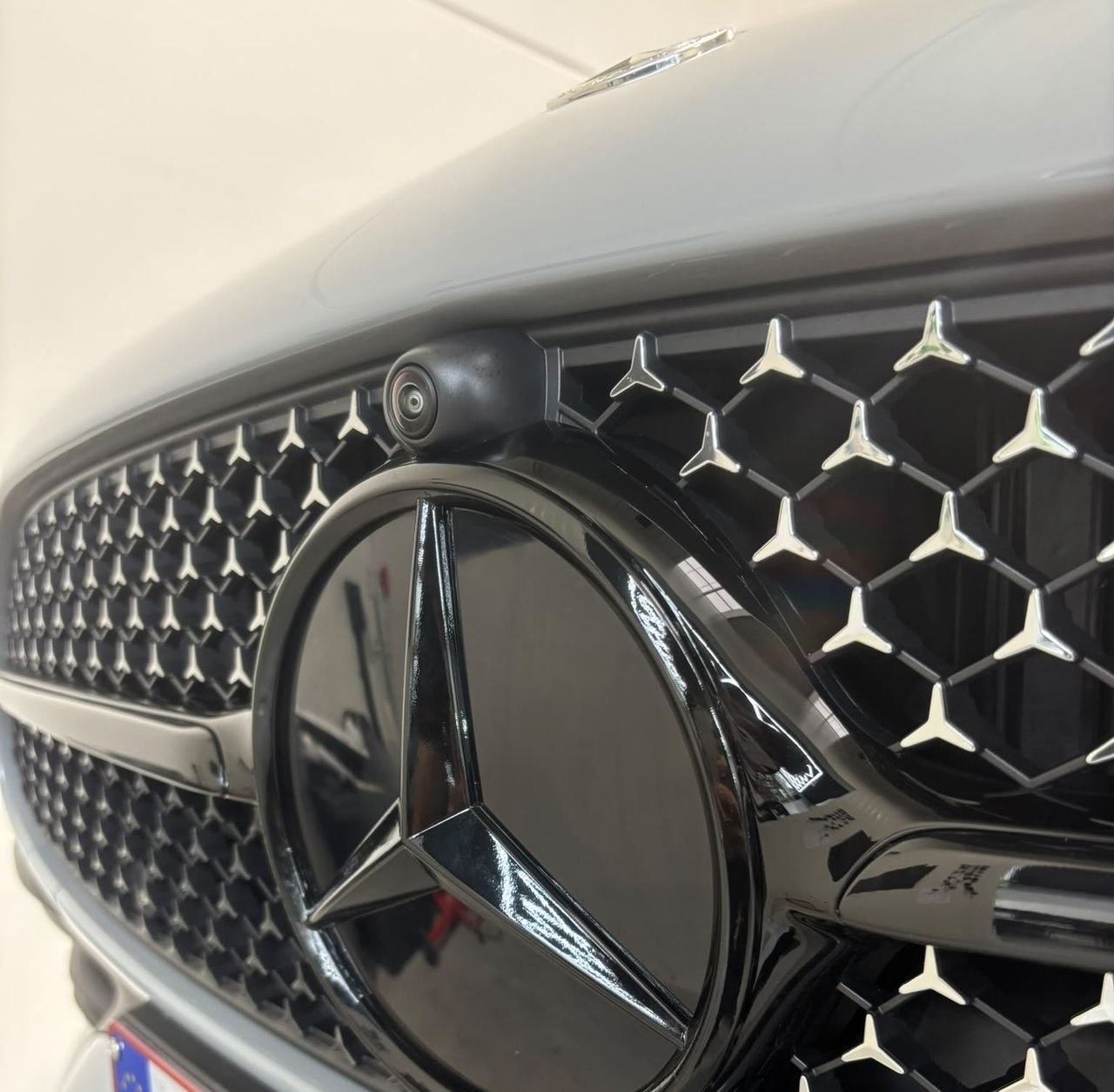 Grille-embleem van een Mercedes-AMG in glans zwart