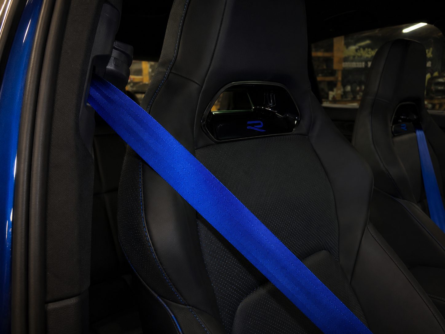 Blauwe veiligheidsriemen in een Volkswagen Golf R