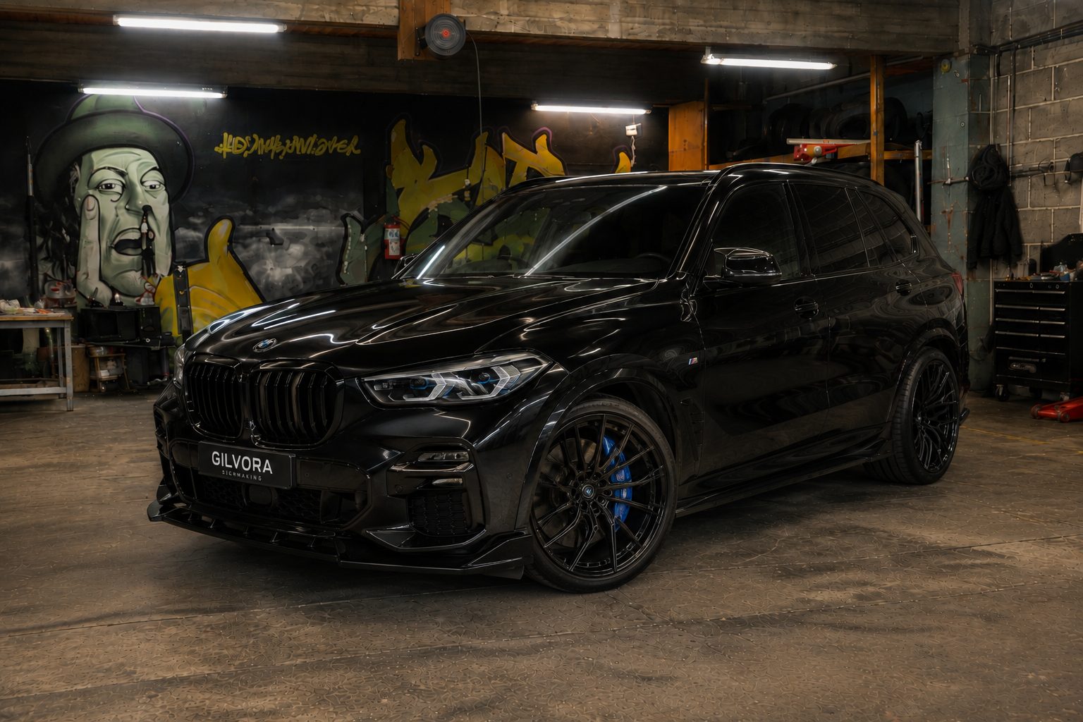 BMW X5 volledig in glans zwart met chrome delete en getinte ruiten